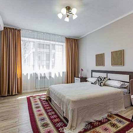 אלמטי 2 Room Apartment In The Center מראה חיצוני תמונה